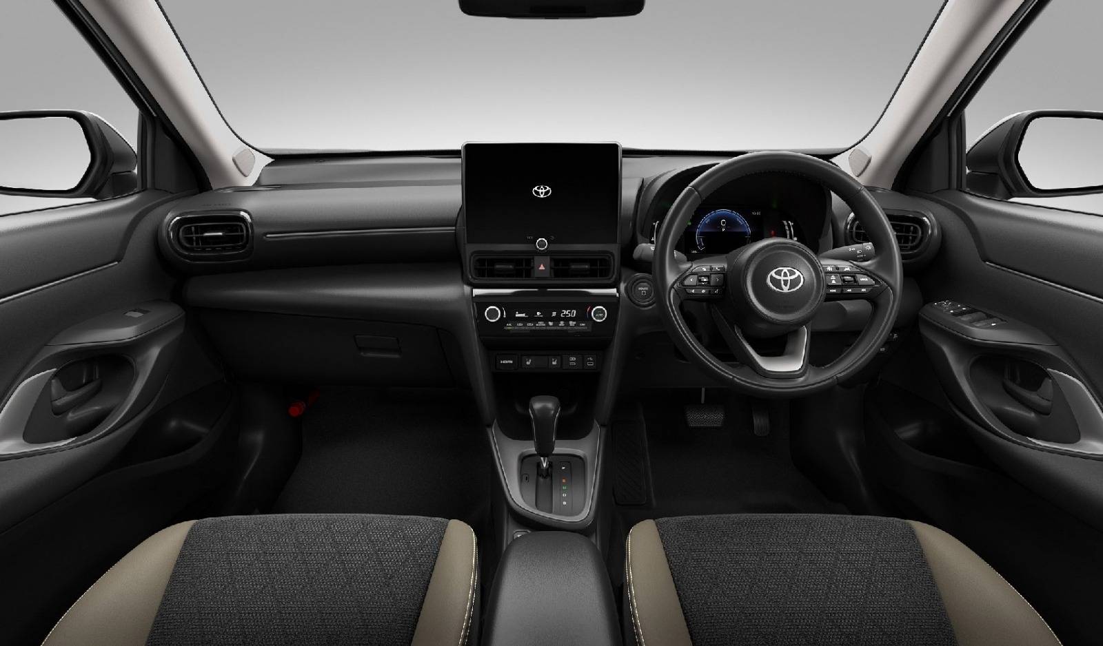 ヤリスクロス　コンパクトSUV　10.5インチディスプレイオーディオ　後席からも見やすい