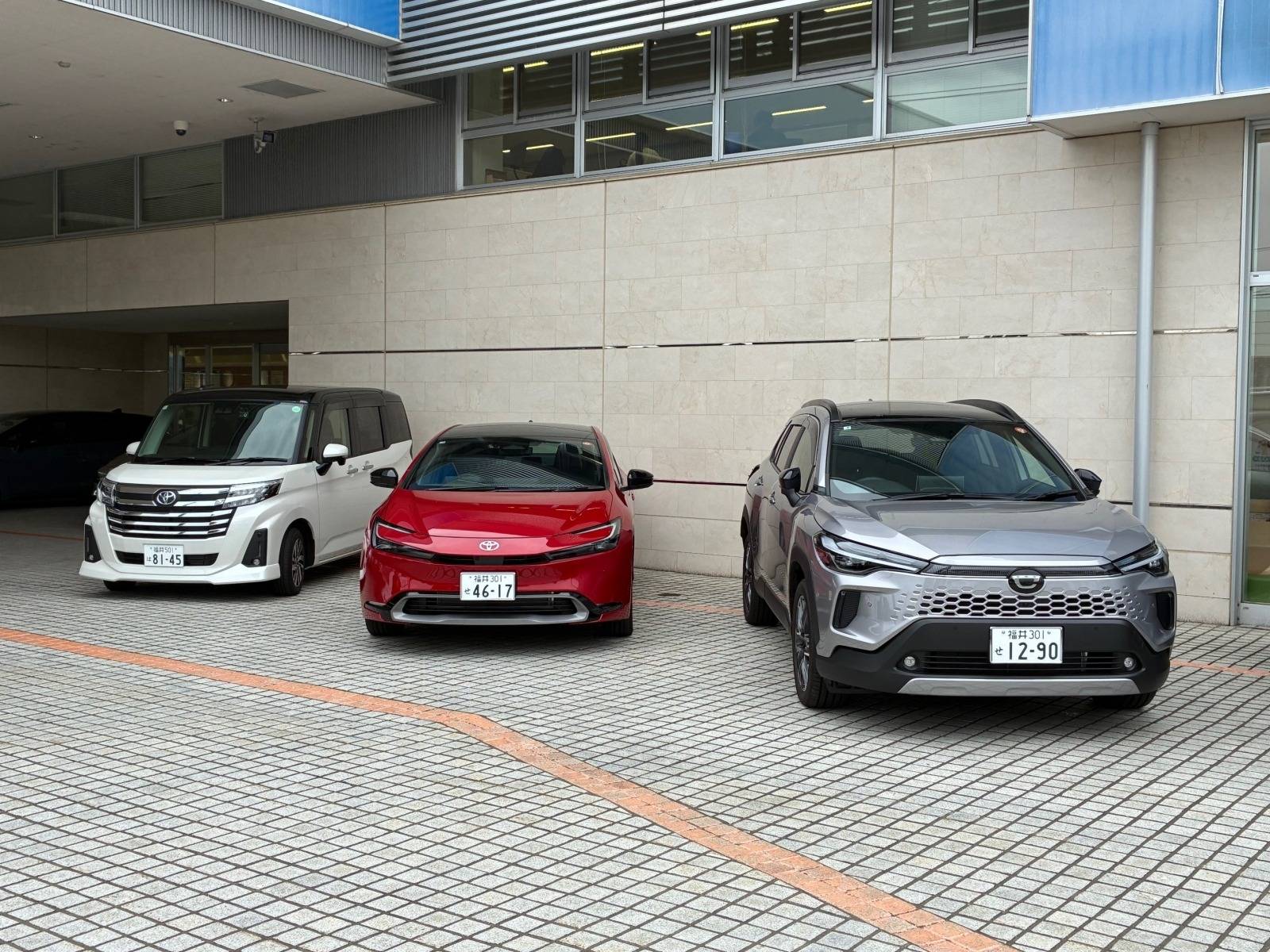 ネッツトヨタ福井中央店　ルーミー　プリウス　カローラクロストヨタ　トヨタ正規ディーラー